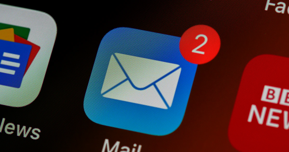 Websitelinks le hafoirmhíniú foinse i do CRM: HubSpot, Pipedrive, Brevo, Salesforce nó webhook